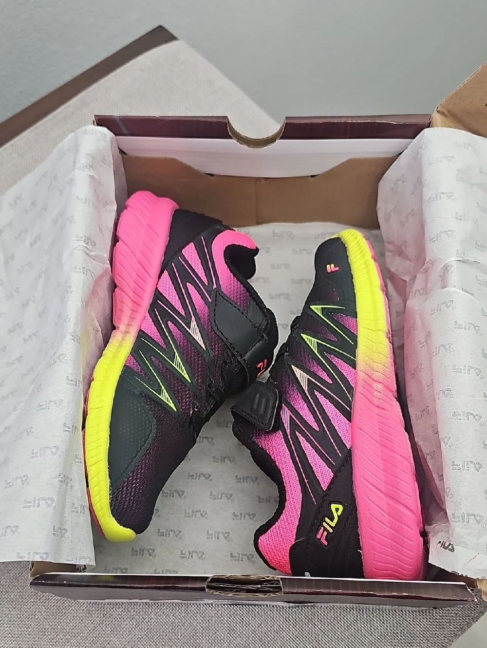 Fila Fanton 8 Strap Girls Shoes. Size 11.   (616)